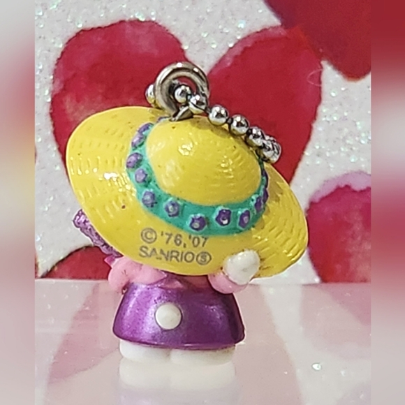 Mini Hello Kitty Keychain - Picture 3 of 5